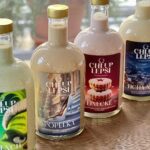 Šárka Divácká Instagram – „O CHLUP LEPŠÍ“ POHÁDKOVÉ VÁNOCE ❤️🌲❄️
Naše milá Česká i Slovenská republiko, rok se s rokem sešel a jsou tu opět Vánoce. Ani tento rok neporušíme naše zvyky a s kůží na trh jdeme se zbrusu novou vánoční kolekcí „O chlup lepších likérů“. A že se máte na co těšit! Je to totiž pohádka. A tu zasíláme po celé ČR I SR. Jste připraveni? Tak se hezky usaďte, zavřete oči a poslouchejte:
1) GREENCH – o chlup lepší likér se zeleným jablkem, medem a Absinthem
Grinch : „Možná, že se Vánoce nedají koupit…a proto je nemůžu ani uloupit.“ 👻
2) POPELKA – o chlup lepší likér s kávou a lískovým oříškem 🌰
Preceptor: „Výsosti! Výsosti, co mně to děláte? Výsosti, vaše studium!
Princ: „Do lesa!” 
3) LINECKÉ – o chlup lepší likér s rybízem, vanilkou a citronem 🍋
Co by to bylo za Vánoce, bez tekutého cukroví…? Jako od babičky. ✌️😉
4) TICHÁ NOC – o chlup lepší likér s fazolemi, bílou čokoládou a vanilkou 🫘
„Tichá noc, svatá noc, jala lid v blahý klid“. Na kolik to bude klidná „Tichá noc“ s naším likérem se teprve ještě uvidí. 😉
5) AJRKOŇAK – o chlup lepší likér se skořicí vanilkou a zase… vanilkou 
Klasika všech klasik. Bez ní by se o Vánocích země vychýlila ze své osy. 
6) TONKOVNÍK – tonka boby a mléčná čokoláda. Simply the best. 
A jak už to v pohádkách bývá: „Zazvonil zvonec a…” ❤️Pohádky není konec – „O chlup lepší pohádkové likéry“ totiž můžete objednávat na našich stránkách. Likéry zasíláme po celé ČR I SR. Odkaz najdete v BIU nebo klasika velký bratr Google. 😉🫶/ #sorrypecemejinak #eggnog #vajecnyliker #brno #brnomycity #kamvbrne #whereinbrno #pastry #crazylife #pastrychef #cheflife SORRY – PEČEME JINAK