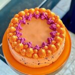 Šárka Divácká Instagram – UMAMI MRKVÁČ  aneb MRKVÁČ VOL.2 🥕🐇
Naši milí polní i ti přespolní. 
A máme tady podzim a s ním další podzimní evergreen. Není to totiž žádný zelenáč. Ba naopak. 🤗Je zbarvený krásně dooranžova a všichni ho znají a milují. MRKVÁČ. 🍰🥕Ve středověku se mrkvový dort připravoval ze starého pečiva, vajec a loje. Ale nechávejte pořád okorávat chleba… 😂 a tak ho pečeme hezky ponovu. Je krásně šťavnatý, plny koření a rozinek. A také „umami“ – páté chuti. A jak jsme to dokázali? Nuž, použili jsme POVIDLÍ. Už vás slyšíme: A co má povidlo společného s „umami chutí“? No, vlastně nic a všechno zároveň. ✌️ Docílení chuti „umami“ v našem novém MRKVÁČI je totiž o kombinaci cukru, soli, kyselosti, našeho cream cheese, švestek resp. povidel a vyvážené receptury. A bát se nemusíte. V dortu opravdu žádný glutamát není. Tak až budete ochutnávat náš MRKVÁČ VOL.2 a budete přemýšlet, co je to za zvláštní chuť, pak vězte, že postačí jen rovnováha surovin a receptury. ARIGATÓ. 😂🍜 #sorrypecemejinak #carrotcake #mrkvovydort #umami #umamicake #miso #pastry #pastryart #crazycake SORRY – PEČEME JINAK