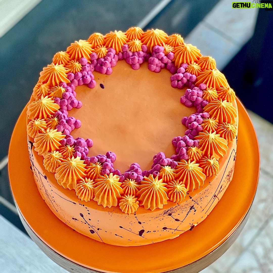 Šárka Divácká Instagram - UMAMI MRKVÁČ aneb MRKVÁČ VOL.2 🥕🐇 Naši milí polní i ti přespolní. A máme tady podzim a s ním další podzimní evergreen. Není to totiž žádný zelenáč. Ba naopak. 🤗Je zbarvený krásně dooranžova a všichni ho znají a milují. MRKVÁČ. 🍰🥕Ve středověku se mrkvový dort připravoval ze starého pečiva, vajec a loje. Ale nechávejte pořád okorávat chleba… 😂 a tak ho pečeme hezky ponovu. Je krásně šťavnatý, plny koření a rozinek. A také „umami“ – páté chuti. A jak jsme to dokázali? Nuž, použili jsme POVIDLÍ. Už vás slyšíme: A co má povidlo společného s „umami chutí“? No, vlastně nic a všechno zároveň. ✌️ Docílení chuti „umami“ v našem novém MRKVÁČI je totiž o kombinaci cukru, soli, kyselosti, našeho cream cheese, švestek resp. povidel a vyvážené receptury. A bát se nemusíte. V dortu opravdu žádný glutamát není. Tak až budete ochutnávat náš MRKVÁČ VOL.2 a budete přemýšlet, co je to za zvláštní chuť, pak vězte, že postačí jen rovnováha surovin a receptury. ARIGATÓ. 😂🍜 #sorrypecemejinak #carrotcake #mrkvovydort #umami #umamicake #miso #pastry #pastryart #crazycake SORRY - PEČEME JINAK
