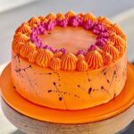 Šárka Divácká Instagram – UMAMI MRKVÁČ  aneb MRKVÁČ VOL.2 🥕🐇
Naši milí polní i ti přespolní. 
A máme tady podzim a s ním další podzimní evergreen. Není to totiž žádný zelenáč. Ba naopak. 🤗Je zbarvený krásně dooranžova a všichni ho znají a milují. MRKVÁČ. 🍰🥕Ve středověku se mrkvový dort připravoval ze starého pečiva, vajec a loje. Ale nechávejte pořád okorávat chleba… 😂 a tak ho pečeme hezky ponovu. Je krásně šťavnatý, plny koření a rozinek. A také „umami“ – páté chuti. A jak jsme to dokázali? Nuž, použili jsme POVIDLÍ. Už vás slyšíme: A co má povidlo společného s „umami chutí“? No, vlastně nic a všechno zároveň. ✌️ Docílení chuti „umami“ v našem novém MRKVÁČI je totiž o kombinaci cukru, soli, kyselosti, našeho cream cheese, švestek resp. povidel a vyvážené receptury. A bát se nemusíte. V dortu opravdu žádný glutamát není. Tak až budete ochutnávat náš MRKVÁČ VOL.2 a budete přemýšlet, co je to za zvláštní chuť, pak vězte, že postačí jen rovnováha surovin a receptury. ARIGATÓ. 😂🍜 #sorrypecemejinak #carrotcake #mrkvovydort #umami #umamicake #miso #pastry #pastryart #crazycake SORRY – PEČEME JINAK
