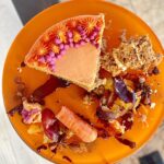 Šárka Divácká Instagram – UMAMI MRKVÁČ  aneb MRKVÁČ VOL.2 🥕🐇
Naši milí polní i ti přespolní. 
A máme tady podzim a s ním další podzimní evergreen. Není to totiž žádný zelenáč. Ba naopak. 🤗Je zbarvený krásně dooranžova a všichni ho znají a milují. MRKVÁČ. 🍰🥕Ve středověku se mrkvový dort připravoval ze starého pečiva, vajec a loje. Ale nechávejte pořád okorávat chleba… 😂 a tak ho pečeme hezky ponovu. Je krásně šťavnatý, plny koření a rozinek. A také „umami“ – páté chuti. A jak jsme to dokázali? Nuž, použili jsme POVIDLÍ. Už vás slyšíme: A co má povidlo společného s „umami chutí“? No, vlastně nic a všechno zároveň. ✌️ Docílení chuti „umami“ v našem novém MRKVÁČI je totiž o kombinaci cukru, soli, kyselosti, našeho cream cheese, švestek resp. povidel a vyvážené receptury. A bát se nemusíte. V dortu opravdu žádný glutamát není. Tak až budete ochutnávat náš MRKVÁČ VOL.2 a budete přemýšlet, co je to za zvláštní chuť, pak vězte, že postačí jen rovnováha surovin a receptury. ARIGATÓ. 😂🍜 #sorrypecemejinak #carrotcake #mrkvovydort #umami #umamicake #miso #pastry #pastryart #crazycake SORRY – PEČEME JINAK
