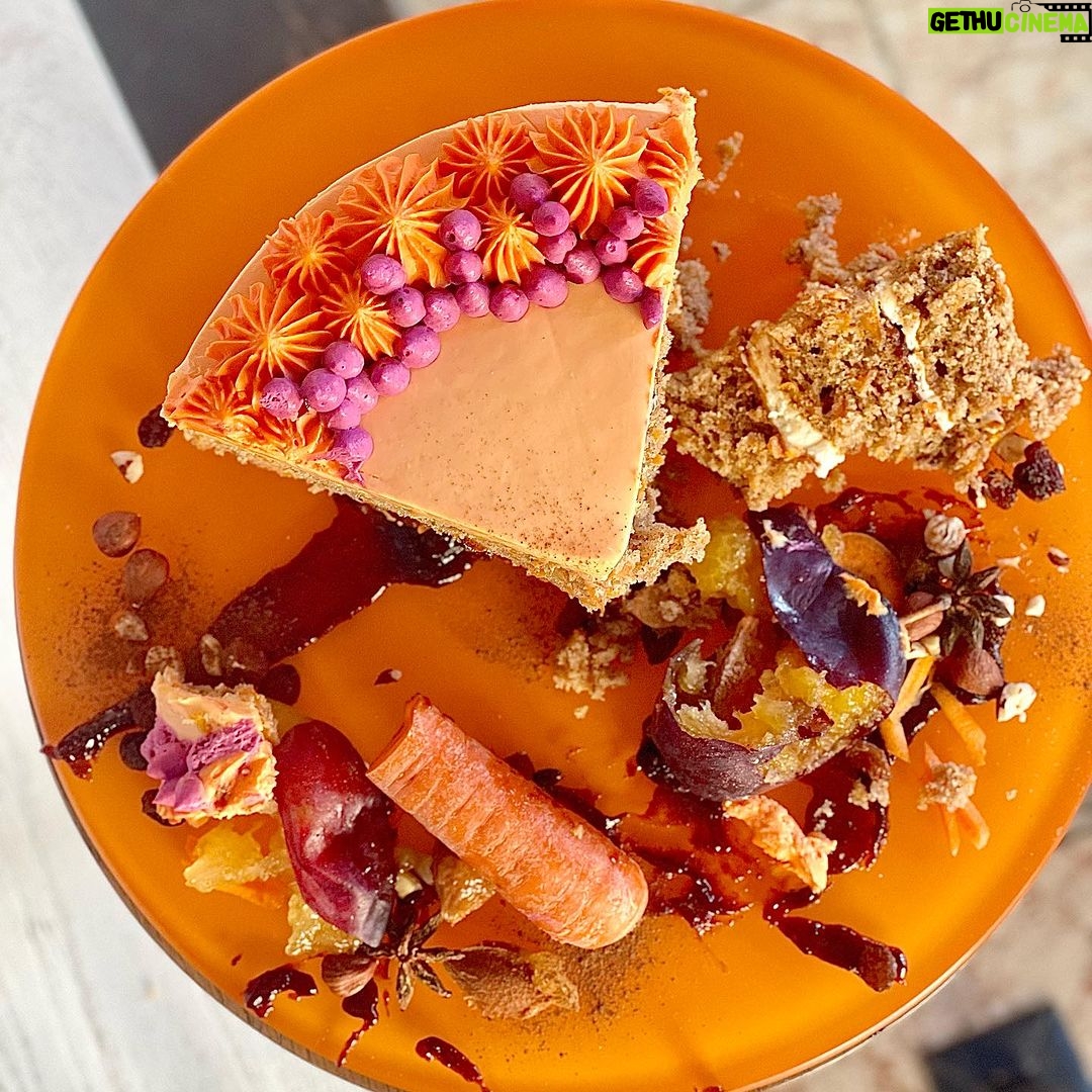 Šárka Divácká Instagram - UMAMI MRKVÁČ aneb MRKVÁČ VOL.2 🥕🐇 Naši milí polní i ti přespolní. A máme tady podzim a s ním další podzimní evergreen. Není to totiž žádný zelenáč. Ba naopak. 🤗Je zbarvený krásně dooranžova a všichni ho znají a milují. MRKVÁČ. 🍰🥕Ve středověku se mrkvový dort připravoval ze starého pečiva, vajec a loje. Ale nechávejte pořád okorávat chleba… 😂 a tak ho pečeme hezky ponovu. Je krásně šťavnatý, plny koření a rozinek. A také „umami“ – páté chuti. A jak jsme to dokázali? Nuž, použili jsme POVIDLÍ. Už vás slyšíme: A co má povidlo společného s „umami chutí“? No, vlastně nic a všechno zároveň. ✌️ Docílení chuti „umami“ v našem novém MRKVÁČI je totiž o kombinaci cukru, soli, kyselosti, našeho cream cheese, švestek resp. povidel a vyvážené receptury. A bát se nemusíte. V dortu opravdu žádný glutamát není. Tak až budete ochutnávat náš MRKVÁČ VOL.2 a budete přemýšlet, co je to za zvláštní chuť, pak vězte, že postačí jen rovnováha surovin a receptury. ARIGATÓ. 😂🍜 #sorrypecemejinak #carrotcake #mrkvovydort #umami #umamicake #miso #pastry #pastryart #crazycake SORRY - PEČEME JINAK