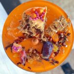 Šárka Divácká Instagram – UMAMI MRKVÁČ  aneb MRKVÁČ VOL.2 🥕🐇
Naši milí polní i ti přespolní. 
A máme tady podzim a s ním další podzimní evergreen. Není to totiž žádný zelenáč. Ba naopak. 🤗Je zbarvený krásně dooranžova a všichni ho znají a milují. MRKVÁČ. 🍰🥕Ve středověku se mrkvový dort připravoval ze starého pečiva, vajec a loje. Ale nechávejte pořád okorávat chleba… 😂 a tak ho pečeme hezky ponovu. Je krásně šťavnatý, plny koření a rozinek. A také „umami“ – páté chuti. A jak jsme to dokázali? Nuž, použili jsme POVIDLÍ. Už vás slyšíme: A co má povidlo společného s „umami chutí“? No, vlastně nic a všechno zároveň. ✌️ Docílení chuti „umami“ v našem novém MRKVÁČI je totiž o kombinaci cukru, soli, kyselosti, našeho cream cheese, švestek resp. povidel a vyvážené receptury. A bát se nemusíte. V dortu opravdu žádný glutamát není. Tak až budete ochutnávat náš MRKVÁČ VOL.2 a budete přemýšlet, co je to za zvláštní chuť, pak vězte, že postačí jen rovnováha surovin a receptury. ARIGATÓ. 😂🍜 #sorrypecemejinak #carrotcake #mrkvovydort #umami #umamicake #miso #pastry #pastryart #crazycake SORRY – PEČEME JINAK