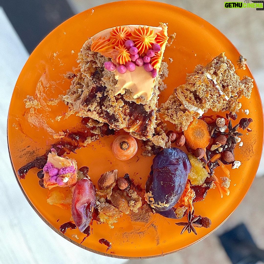 Šárka Divácká Instagram - UMAMI MRKVÁČ aneb MRKVÁČ VOL.2 🥕🐇 Naši milí polní i ti přespolní. A máme tady podzim a s ním další podzimní evergreen. Není to totiž žádný zelenáč. Ba naopak. 🤗Je zbarvený krásně dooranžova a všichni ho znají a milují. MRKVÁČ. 🍰🥕Ve středověku se mrkvový dort připravoval ze starého pečiva, vajec a loje. Ale nechávejte pořád okorávat chleba… 😂 a tak ho pečeme hezky ponovu. Je krásně šťavnatý, plny koření a rozinek. A také „umami“ – páté chuti. A jak jsme to dokázali? Nuž, použili jsme POVIDLÍ. Už vás slyšíme: A co má povidlo společného s „umami chutí“? No, vlastně nic a všechno zároveň. ✌️ Docílení chuti „umami“ v našem novém MRKVÁČI je totiž o kombinaci cukru, soli, kyselosti, našeho cream cheese, švestek resp. povidel a vyvážené receptury. A bát se nemusíte. V dortu opravdu žádný glutamát není. Tak až budete ochutnávat náš MRKVÁČ VOL.2 a budete přemýšlet, co je to za zvláštní chuť, pak vězte, že postačí jen rovnováha surovin a receptury. ARIGATÓ. 😂🍜 #sorrypecemejinak #carrotcake #mrkvovydort #umami #umamicake #miso #pastry #pastryart #crazycake SORRY - PEČEME JINAK