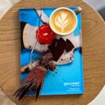 Šárka Divácká Instagram – DĚKUJI MOJI MILÍ POLNÍ I TI PŘESPOLNÍ, DĚKUJI MŮJ TÝME aneb VYHLÁŠENÍ GOURMET BRNO 2023 🫶
Neuvěřitelné se stalo skutečností. 🤗 Včera proběhlo vyhlašování nejlepších podniků města Brna a jihomoravského kraje. My jsme opět obhájili první místo v kategorii cukrárna/kavárna. 🍰
Nesmírně si toho vážím! 🙏 Má to ale jedno malé ALE… ✌️ Vždy totiž zazní moje jméno. ALE právě toto nádherné ocenění již dlouhodobě nepatří mně. Patří mým lidem, mému úžasnému týmu. ❤️ Už dávno totiž nezvládám péct dorty, věnuji se především operativě a vymýšlení nových bláznivých kombinací. Když jsem začínala podnikat, naivně jsem se domnívala, že paretovo pravidlo 80/20 bude ve prospěch kreativy a vytváření/pečení dortů, a to malé promile operativa. A ejhle – ono, je to přesně naopak. 80% operativa a 20% kreativa. A nebýt mého týmu, nemohli bychom vám, zákazníkům, poskytovat takový servis, v takové kvalitě. Z celého srdce Vám, kočky, děkuju! A děkuji také vám, našim věrným zákazníkům. Bez vás by nebylo nás a naopak. Uzavřený kruh. Symbióza. 🙏🤗 Ať nám/vám štěstí neuletí. Šárka ❤️#sorrypecemejinak @veru_dornakova @kristynadrbalova @aliceciernikova @ldlabaja @dananevim @yuliyanazim @zuzatobiasova @_kaccik15_ @kristina.ziaranova @verdaa_rojkovicova @michaelrygl @nicolemullerova a další a další účinkující 😆❤️🙏🙏 #pastry #brno #brnomycity #gotobrno #tic @ticbrno @gourmetbrno SORRY – PEČEME JINAK