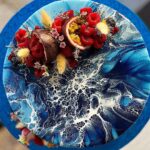 Šárka Divácká Instagram – DĚKUJI MOJI MILÍ POLNÍ I TI PŘESPOLNÍ, DĚKUJI MŮJ TÝME aneb VYHLÁŠENÍ GOURMET BRNO 2023 🫶
Neuvěřitelné se stalo skutečností. 🤗 Včera proběhlo vyhlašování nejlepších podniků města Brna a jihomoravského kraje. My jsme opět obhájili první místo v kategorii cukrárna/kavárna. 🍰
Nesmírně si toho vážím! 🙏 Má to ale jedno malé ALE… ✌️ Vždy totiž zazní moje jméno. ALE právě toto nádherné ocenění již dlouhodobě nepatří mně. Patří mým lidem, mému úžasnému týmu. ❤️ Už dávno totiž nezvládám péct dorty, věnuji se především operativě a vymýšlení nových bláznivých kombinací. Když jsem začínala podnikat, naivně jsem se domnívala, že paretovo pravidlo 80/20 bude ve prospěch kreativy a vytváření/pečení dortů, a to malé promile operativa. A ejhle – ono, je to přesně naopak. 80% operativa a 20% kreativa. A nebýt mého týmu, nemohli bychom vám, zákazníkům, poskytovat takový servis, v takové kvalitě. Z celého srdce Vám, kočky, děkuju! A děkuji také vám, našim věrným zákazníkům. Bez vás by nebylo nás a naopak. Uzavřený kruh. Symbióza. 🙏🤗 Ať nám/vám štěstí neuletí. Šárka ❤️#sorrypecemejinak @veru_dornakova @kristynadrbalova @aliceciernikova @ldlabaja @dananevim @yuliyanazim @zuzatobiasova @_kaccik15_ @kristina.ziaranova @verdaa_rojkovicova @michaelrygl @nicolemullerova a další a další účinkující 😆❤️🙏🙏 #pastry #brno #brnomycity #gotobrno #tic @ticbrno @gourmetbrno SORRY – PEČEME JINAK