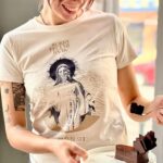 Šárka Divácká Instagram – DĚKUJI MOJI MILÍ POLNÍ I TI PŘESPOLNÍ, DĚKUJI MŮJ TÝME aneb VYHLÁŠENÍ GOURMET BRNO 2023 🫶
Neuvěřitelné se stalo skutečností. 🤗 Včera proběhlo vyhlašování nejlepších podniků města Brna a jihomoravského kraje. My jsme opět obhájili první místo v kategorii cukrárna/kavárna. 🍰
Nesmírně si toho vážím! 🙏 Má to ale jedno malé ALE… ✌️ Vždy totiž zazní moje jméno. ALE právě toto nádherné ocenění již dlouhodobě nepatří mně. Patří mým lidem, mému úžasnému týmu. ❤️ Už dávno totiž nezvládám péct dorty, věnuji se především operativě a vymýšlení nových bláznivých kombinací. Když jsem začínala podnikat, naivně jsem se domnívala, že paretovo pravidlo 80/20 bude ve prospěch kreativy a vytváření/pečení dortů, a to malé promile operativa. A ejhle – ono, je to přesně naopak. 80% operativa a 20% kreativa. A nebýt mého týmu, nemohli bychom vám, zákazníkům, poskytovat takový servis, v takové kvalitě. Z celého srdce Vám, kočky, děkuju! A děkuji také vám, našim věrným zákazníkům. Bez vás by nebylo nás a naopak. Uzavřený kruh. Symbióza. 🙏🤗 Ať nám/vám štěstí neuletí. Šárka ❤️#sorrypecemejinak @veru_dornakova @kristynadrbalova @aliceciernikova @ldlabaja @dananevim @yuliyanazim @zuzatobiasova @_kaccik15_ @kristina.ziaranova @verdaa_rojkovicova @michaelrygl @nicolemullerova a další a další účinkující 😆❤️🙏🙏 #pastry #brno #brnomycity #gotobrno #tic @ticbrno @gourmetbrno SORRY – PEČEME JINAK