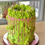Šárka Divácká Instagram – DĚKUJI MOJI MILÍ POLNÍ I TI PŘESPOLNÍ, DĚKUJI MŮJ TÝME aneb VYHLÁŠENÍ GOURMET BRNO 2023 🫶
Neuvěřitelné se stalo skutečností. 🤗 Včera proběhlo vyhlašování nejlepších podniků města Brna a jihomoravského kraje. My jsme opět obhájili první místo v kategorii cukrárna/kavárna. 🍰
Nesmírně si toho vážím! 🙏 Má to ale jedno malé ALE… ✌️ Vždy totiž zazní moje jméno. ALE právě toto nádherné ocenění již dlouhodobě nepatří mně. Patří mým lidem, mému úžasnému týmu. ❤️ Už dávno totiž nezvládám péct dorty, věnuji se především operativě a vymýšlení nových bláznivých kombinací. Když jsem začínala podnikat, naivně jsem se domnívala, že paretovo pravidlo 80/20 bude ve prospěch kreativy a vytváření/pečení dortů, a to malé promile operativa. A ejhle – ono, je to přesně naopak. 80% operativa a 20% kreativa. A nebýt mého týmu, nemohli bychom vám, zákazníkům, poskytovat takový servis, v takové kvalitě. Z celého srdce Vám, kočky, děkuju! A děkuji také vám, našim věrným zákazníkům. Bez vás by nebylo nás a naopak. Uzavřený kruh. Symbióza. 🙏🤗 Ať nám/vám štěstí neuletí. Šárka ❤️#sorrypecemejinak @veru_dornakova @kristynadrbalova @aliceciernikova @ldlabaja @dananevim @yuliyanazim @zuzatobiasova @_kaccik15_ @kristina.ziaranova @verdaa_rojkovicova @michaelrygl @nicolemullerova a další a další účinkující 😆❤️🙏🙏 #pastry #brno #brnomycity #gotobrno #tic @ticbrno @gourmetbrno SORRY – PEČEME JINAK