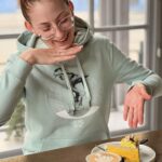Šárka Divácká Instagram – DĚKUJI MOJI MILÍ POLNÍ I TI PŘESPOLNÍ, DĚKUJI MŮJ TÝME aneb VYHLÁŠENÍ GOURMET BRNO 2023 🫶
Neuvěřitelné se stalo skutečností. 🤗 Včera proběhlo vyhlašování nejlepších podniků města Brna a jihomoravského kraje. My jsme opět obhájili první místo v kategorii cukrárna/kavárna. 🍰
Nesmírně si toho vážím! 🙏 Má to ale jedno malé ALE… ✌️ Vždy totiž zazní moje jméno. ALE právě toto nádherné ocenění již dlouhodobě nepatří mně. Patří mým lidem, mému úžasnému týmu. ❤️ Už dávno totiž nezvládám péct dorty, věnuji se především operativě a vymýšlení nových bláznivých kombinací. Když jsem začínala podnikat, naivně jsem se domnívala, že paretovo pravidlo 80/20 bude ve prospěch kreativy a vytváření/pečení dortů, a to malé promile operativa. A ejhle – ono, je to přesně naopak. 80% operativa a 20% kreativa. A nebýt mého týmu, nemohli bychom vám, zákazníkům, poskytovat takový servis, v takové kvalitě. Z celého srdce Vám, kočky, děkuju! A děkuji také vám, našim věrným zákazníkům. Bez vás by nebylo nás a naopak. Uzavřený kruh. Symbióza. 🙏🤗 Ať nám/vám štěstí neuletí. Šárka ❤️#sorrypecemejinak @veru_dornakova @kristynadrbalova @aliceciernikova @ldlabaja @dananevim @yuliyanazim @zuzatobiasova @_kaccik15_ @kristina.ziaranova @verdaa_rojkovicova @michaelrygl @nicolemullerova a další a další účinkující 😆❤️🙏🙏 #pastry #brno #brnomycity #gotobrno #tic @ticbrno @gourmetbrno SORRY – PEČEME JINAK