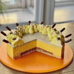 Šárka Divácká Instagram – “Buď Pumpkin Spice Latte Cheesecake“ ☕️🍰
Naši milí polní i ti přespolní, máme pro vás hádanku:
„Je to oranžové a roste to na poli?“
„Co to je?“
„Tik-tak”
„Podzimní klišé.“ 

DÝNĚ –  ta nejohranější podzimní písnička. Zároveň však ta nejhřejivější a nejchutnější. Mmhmm. Kdo by ji nemiloval? 
A kdo by nemiloval Pumpkin Spice Latte? Jeden z nejoblíbenějších kávových nápojů. Tak vězte, že tuto sezonu už vám nikdy nevychladne a ani se nevylije z hrníčku. Připravili jsme ho totiž jako cheesecake. Stačí jen zabořit vidličku.
Chcete další hádanku?  Ta bude ještě lehčí, než ta předchozí.
„ A co že jsme do našeho nového cheesecaku dostali?“
„Tik-tak“ 
„Kávu, dýni, lískový oříšek, spoustu koření, pomeranč a všechny barvy podzimní duhy.“ 🤗🍰☕️ A dnes máme ještě jednu premiéru. První příspěvek, kdy už nebudeme přikládat odkaz na dortový formulář. Teď už jen odkaz na webové stránky, který je v BIU. 🤗#sorrypecemejinak #pumpkinspice #pumpkinspicelatte #latte #pumpkin #pumpkincake #pumpkincheesecake #pastry #pastryart SORRY – PEČEME JINAK