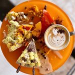 Šárka Divácká Instagram – “Buď Pumpkin Spice Latte Cheesecake“ ☕️🍰
Naši milí polní i ti přespolní, máme pro vás hádanku:
„Je to oranžové a roste to na poli?“
„Co to je?“
„Tik-tak”
„Podzimní klišé.“ 

DÝNĚ –  ta nejohranější podzimní písnička. Zároveň však ta nejhřejivější a nejchutnější. Mmhmm. Kdo by ji nemiloval? 
A kdo by nemiloval Pumpkin Spice Latte? Jeden z nejoblíbenějších kávových nápojů. Tak vězte, že tuto sezonu už vám nikdy nevychladne a ani se nevylije z hrníčku. Připravili jsme ho totiž jako cheesecake. Stačí jen zabořit vidličku.
Chcete další hádanku?  Ta bude ještě lehčí, než ta předchozí.
„ A co že jsme do našeho nového cheesecaku dostali?“
„Tik-tak“ 
„Kávu, dýni, lískový oříšek, spoustu koření, pomeranč a všechny barvy podzimní duhy.“ 🤗🍰☕️ A dnes máme ještě jednu premiéru. První příspěvek, kdy už nebudeme přikládat odkaz na dortový formulář. Teď už jen odkaz na webové stránky, který je v BIU. 🤗#sorrypecemejinak #pumpkinspice #pumpkinspicelatte #latte #pumpkin #pumpkincake #pumpkincheesecake #pastry #pastryart SORRY – PEČEME JINAK