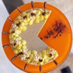 Šárka Divácká Instagram – “Buď Pumpkin Spice Latte Cheesecake“ ☕️🍰
Naši milí polní i ti přespolní, máme pro vás hádanku:
„Je to oranžové a roste to na poli?“
„Co to je?“
„Tik-tak”
„Podzimní klišé.“ 

DÝNĚ –  ta nejohranější podzimní písnička. Zároveň však ta nejhřejivější a nejchutnější. Mmhmm. Kdo by ji nemiloval? 
A kdo by nemiloval Pumpkin Spice Latte? Jeden z nejoblíbenějších kávových nápojů. Tak vězte, že tuto sezonu už vám nikdy nevychladne a ani se nevylije z hrníčku. Připravili jsme ho totiž jako cheesecake. Stačí jen zabořit vidličku.
Chcete další hádanku?  Ta bude ještě lehčí, než ta předchozí.
„ A co že jsme do našeho nového cheesecaku dostali?“
„Tik-tak“ 
„Kávu, dýni, lískový oříšek, spoustu koření, pomeranč a všechny barvy podzimní duhy.“ 🤗🍰☕️ A dnes máme ještě jednu premiéru. První příspěvek, kdy už nebudeme přikládat odkaz na dortový formulář. Teď už jen odkaz na webové stránky, který je v BIU. 🤗#sorrypecemejinak #pumpkinspice #pumpkinspicelatte #latte #pumpkin #pumpkincake #pumpkincheesecake #pastry #pastryart SORRY – PEČEME JINAK