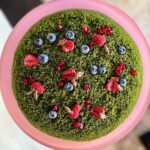 Šárka Divácká Instagram – MECHOVÝ DORT VOL.2 🌲🍄LESNÍ BORŮVKY & FIALKA
Naši milí polní i ti přespolní. Znáte tu pohádku o mechovém dortu? Že ne? Že jste ještě neslyšeli, jak vznikl náš dort z mechu a kapradí? O skřítcích hlínokutcích, listosběrcích či ovocnářích? A co Korumptnák, ten bájný pták, který žije kdesi hluboko v korunách stromů, kde odpočítává čas? Také nic? 💁‍♀️Nevadí. Důležité je, že hluboko v lesích, kde se z meruzalky, ostropestřce, trochy borovice, lišek a mnoho dalšího peče už odpradávna, dostane vždy až k nám do vitríny. Od té doby, kdy jsme ho společně poprvé představili celému světu, uteklo moře času a udělal radost tisícům a tisícům z vás. 🤗✨
A tak jsme po šesti letech, kdy se vůbec nezměnil, poprosili opět „ty z mechu a kapradí“, ať začnou přitápět pod kotlíkem. Vyčarovali jsme pro vás novou příchuť – LESNÍ BORŮVKY S FIALKOU. 
Vždyť už bylo na čase. 🤗 Snad vás bude bavit ještě více než jeho JAHODOVÝ předchůdce. 🍓
A co „kabátek“? Ten jsme MECHOVÉMU DORTU VOL.2 nechali stejný. Všichni jsme se schodli, že není potřeba měnit, co je již tak dokonalé – tvar lesního oblázku. 🤗

A kdy lesní hostina započne? Od zítra ho můžete přijít ochutnat k nám na Křídlovickou do SPJ. 🤗Objednávat celý dort můžete v dortovém formuláři v BIU. 

A skřítci? Ti už dávno nosí na stůl. Korumptnák totiž zase krákorů, ubývající světlo ho již ponouká, ať lesní hostina rychle započne. Ti schovaní různě za lístky malinovníku či ostružinovníku, vystrkují nosy a jdou blíže. 
„Hej hola, doneste tu zelenou nádheru a neperte se. Na všechny se dostane, je krásně zelený, vždyť vše vyrostlo v lese. Náš dort z mechu a kapradí s borůvkou a fialkou.“ 🌲🐾🐞 #mosscake #mosscakeoriginal #mechovydort #mechovydortoriginal #spinach #pistachio #violet #blueberries #cricket #crazycake #pastry #pastrychef #sorrypečemejinak SORRY – PEČEME JINAK