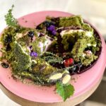 Šárka Divácká Instagram – MECHOVÝ DORT VOL.2 🌲🍄LESNÍ BORŮVKY & FIALKA
Naši milí polní i ti přespolní. Znáte tu pohádku o mechovém dortu? Že ne? Že jste ještě neslyšeli, jak vznikl náš dort z mechu a kapradí? O skřítcích hlínokutcích, listosběrcích či ovocnářích? A co Korumptnák, ten bájný pták, který žije kdesi hluboko v korunách stromů, kde odpočítává čas? Také nic? 💁‍♀️Nevadí. Důležité je, že hluboko v lesích, kde se z meruzalky, ostropestřce, trochy borovice, lišek a mnoho dalšího peče už odpradávna, dostane vždy až k nám do vitríny. Od té doby, kdy jsme ho společně poprvé představili celému světu, uteklo moře času a udělal radost tisícům a tisícům z vás. 🤗✨
A tak jsme po šesti letech, kdy se vůbec nezměnil, poprosili opět „ty z mechu a kapradí“, ať začnou přitápět pod kotlíkem. Vyčarovali jsme pro vás novou příchuť – LESNÍ BORŮVKY S FIALKOU. 
Vždyť už bylo na čase. 🤗 Snad vás bude bavit ještě více než jeho JAHODOVÝ předchůdce. 🍓
A co „kabátek“? Ten jsme MECHOVÉMU DORTU VOL.2 nechali stejný. Všichni jsme se schodli, že není potřeba měnit, co je již tak dokonalé – tvar lesního oblázku. 🤗

A kdy lesní hostina započne? Od zítra ho můžete přijít ochutnat k nám na Křídlovickou do SPJ. 🤗Objednávat celý dort můžete v dortovém formuláři v BIU. 

A skřítci? Ti už dávno nosí na stůl. Korumptnák totiž zase krákorů, ubývající světlo ho již ponouká, ať lesní hostina rychle započne. Ti schovaní různě za lístky malinovníku či ostružinovníku, vystrkují nosy a jdou blíže. 
„Hej hola, doneste tu zelenou nádheru a neperte se. Na všechny se dostane, je krásně zelený, vždyť vše vyrostlo v lese. Náš dort z mechu a kapradí s borůvkou a fialkou.“ 🌲🐾🐞 #mosscake #mosscakeoriginal #mechovydort #mechovydortoriginal #spinach #pistachio #violet #blueberries #cricket #crazycake #pastry #pastrychef #sorrypečemejinak SORRY – PEČEME JINAK