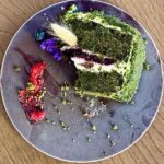 Šárka Divácká Instagram – MECHOVÝ DORT VOL.2 🌲🍄LESNÍ BORŮVKY & FIALKA
Naši milí polní i ti přespolní. Znáte tu pohádku o mechovém dortu? Že ne? Že jste ještě neslyšeli, jak vznikl náš dort z mechu a kapradí? O skřítcích hlínokutcích, listosběrcích či ovocnářích? A co Korumptnák, ten bájný pták, který žije kdesi hluboko v korunách stromů, kde odpočítává čas? Také nic? 💁‍♀️Nevadí. Důležité je, že hluboko v lesích, kde se z meruzalky, ostropestřce, trochy borovice, lišek a mnoho dalšího peče už odpradávna, dostane vždy až k nám do vitríny. Od té doby, kdy jsme ho společně poprvé představili celému světu, uteklo moře času a udělal radost tisícům a tisícům z vás. 🤗✨
A tak jsme po šesti letech, kdy se vůbec nezměnil, poprosili opět „ty z mechu a kapradí“, ať začnou přitápět pod kotlíkem. Vyčarovali jsme pro vás novou příchuť – LESNÍ BORŮVKY S FIALKOU. 
Vždyť už bylo na čase. 🤗 Snad vás bude bavit ještě více než jeho JAHODOVÝ předchůdce. 🍓
A co „kabátek“? Ten jsme MECHOVÉMU DORTU VOL.2 nechali stejný. Všichni jsme se schodli, že není potřeba měnit, co je již tak dokonalé – tvar lesního oblázku. 🤗

A kdy lesní hostina započne? Od zítra ho můžete přijít ochutnat k nám na Křídlovickou do SPJ. 🤗Objednávat celý dort můžete v dortovém formuláři v BIU. 

A skřítci? Ti už dávno nosí na stůl. Korumptnák totiž zase krákorů, ubývající světlo ho již ponouká, ať lesní hostina rychle započne. Ti schovaní různě za lístky malinovníku či ostružinovníku, vystrkují nosy a jdou blíže. 
„Hej hola, doneste tu zelenou nádheru a neperte se. Na všechny se dostane, je krásně zelený, vždyť vše vyrostlo v lese. Náš dort z mechu a kapradí s borůvkou a fialkou.“ 🌲🐾🐞 #mosscake #mosscakeoriginal #mechovydort #mechovydortoriginal #spinach #pistachio #violet #blueberries #cricket #crazycake #pastry #pastrychef #sorrypečemejinak SORRY – PEČEME JINAK