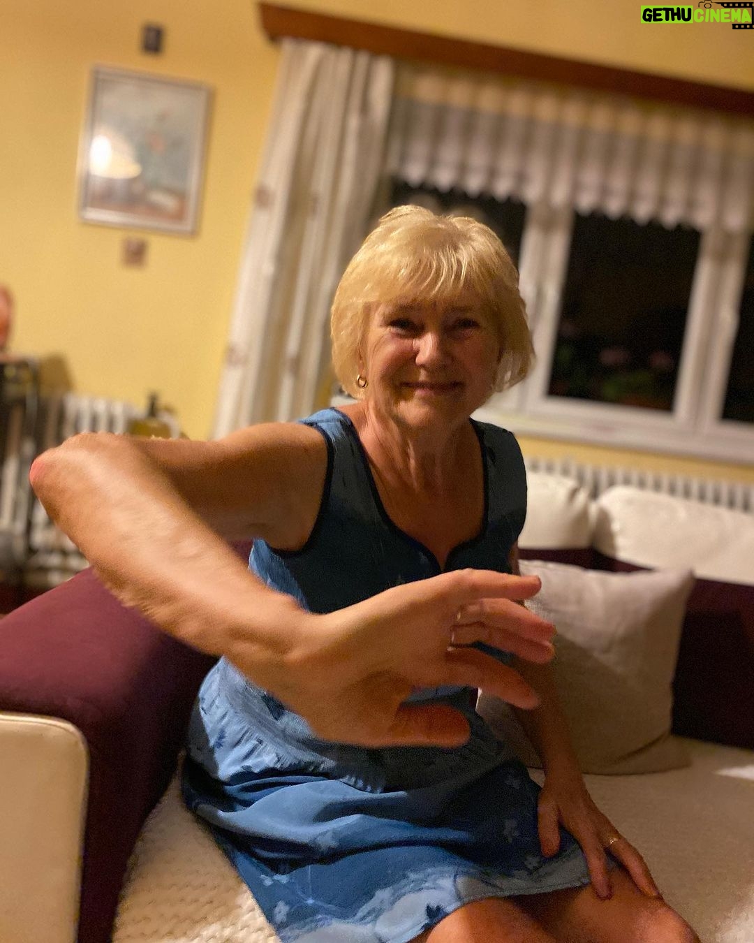 Šimon Bilina Instagram - Slova netřeba. Snad jen že, na fotce je sama fotografka. Sestřička zachytila naší Buddha babičku Hanu v její esenci. Mír, klid, nekonečnej humor a laskavá péče všemi směry. Vždy je v obraze a má nadhled. Meta-hrdinka. Super-womanka. Chtěl bych o ní jednou natočit film. Páč tohle má smysl dělat. Točit o lidech co mají tu sílu uznat svoje stinný místa a pracovat na nich, ale přitom nikdy nezanevřít na svoje srdce a poslouchat ho… Nikdy nejsme hotový. Kdo si myslí že jo, tak začíná GLUMOVATĚT. A babička… to je přesnej opak Gluma😂🙏❤️… Eva Olmerová a Eva Pilarová.. ty může vždycky prej🌊😊🦋 “Těpérko”… slyšim halekat druhou babičku Emilku v rozverným rytmu, kterej vlastně prokládá většinu jejího životního soundtracku. Péče o ostatní, sebe sama(to je taky důležitý🥰)… ježdění dlouhejch štrek na kole, stále ztepile a narovnaně chodící. Srdce jí bije pro Woldemorta Matušku a to je nejvíc!❤️😂 Schopná se opakovaně rozbrečet nad jemností písně a nakonci tleskat tak že málem vyletí střecha. Když sem ještě hrával fotbal za dorost, babička chodila a rozdávala všem Fidorky a Mentosy … no a když začal zápas… tak vzala fandící řehtačku a roztočila jí tak hlasitě, že sem neslyšel svoje spoluhráče😂😂😂❤️ jo a bydlí v domě, kde údajně dřív stávala hospoda, ve který Mácha psal svůj Máj, při svejch toulkách po Javorový skále.. Co Vaše prarodiče?😌🌠🪷 Petrovice u Sedlčan