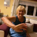 Šimon Bilina Instagram - Slova netřeba. Snad jen že, na fotce je sama fotografka. Sestřička zachytila naší Buddha babičku Hanu v její esenci. Mír, klid, nekonečnej humor a laskavá péče všemi směry. Vždy je v obraze a má nadhled. Meta-hrdinka. Super-womanka. Chtěl bych o ní jednou natočit film. Páč tohle má smysl dělat. Točit o lidech co mají tu sílu uznat svoje stinný místa a pracovat na nich, ale přitom nikdy nezanevřít na svoje srdce a poslouchat ho… Nikdy nejsme hotový. Kdo si myslí že jo, tak začíná GLUMOVATĚT. A babička… to je přesnej opak Gluma😂🙏❤️… Eva Olmerová a Eva Pilarová.. ty může vždycky prej🌊😊🦋 “Těpérko”… slyšim halekat druhou babičku Emilku v rozverným rytmu, kterej vlastně prokládá většinu jejího životního soundtracku. Péče o ostatní, sebe sama(to je taky důležitý🥰)… ježdění dlouhejch štrek na kole, stále ztepile a narovnaně chodící. Srdce jí bije pro Woldemorta Matušku a to je nejvíc!❤️😂 Schopná se opakovaně rozbrečet nad jemností písně a nakonci tleskat tak že málem vyletí střecha. Když sem ještě hrával fotbal za dorost, babička chodila a rozdávala všem Fidorky a Mentosy … no a když začal zápas… tak vzala fandící řehtačku a roztočila jí tak hlasitě, že sem neslyšel svoje spoluhráče😂😂😂❤️ jo a bydlí v domě, kde údajně dřív stávala hospoda, ve který Mácha psal svůj Máj, při svejch toulkách po Javorový skále.. Co Vaše prarodiče?😌🌠🪷 Petrovice u Sedlčan