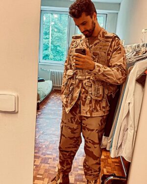 Šimon Bilina Instagram - KOSTÝM, VDĚČNOST, VZKAZ

Přesně před tejdnem tomu byli dva roky co sme začali tohle dobrodružství. Vstupovat do postavy ošetřovatele  plazů, ale především vál. veterána a často v něm trávit víc času než v Sobě je fakt mazec…❤️mám tuze velkej respekt k týhle profesi. Kor když ji někdo vykonává “vědomě” a nestane se jen “ovečkou, loutkou.” To je ale na delší povídání. O tom třeba jindy.
Mám tu ale jednu historku, která je tak neuvěřitelná, až na to, že se stala🤪…

Hned na začátku, kdy se začlo vysílat, a všechno bylo ještě takový křehký, se ke mně přichomejtl místní zaměstnanec… jinak skvělej chlapík😀, že mi jeho kamarád - voják z povolání, kterej asi 5x absolvoval misi v Iráku, několikrát v Afghánistánu, Mali atd…posílá vzkaz..🤔

Zcepeněl sem, pokaděnej až za ušima, co že mi to jde říct. Intuice nezklamala: “***** ti vzkazuje, že si máš dávat bacha na to, jak ho hraješ, že to nemaj moc rádi…!” Tududum.. Asi tušíte jak sem se mohl cítit. djdosnasifdjdodkdkn🗿😶‍🌫️🤣… 
teď se tomu směju, ale tehdy by se ve mně krve nedořezal. 

Život šel dál a Vám nezbyde nic jinýho než se s tím naučit žít. Moc si to nepřipouštět, být bdělej, a dělat vše, jak nejlíp dovedete👍🤣🪶… 

Před nedávnem mi přišel vzkaz další. Stejnej odesílatel…
Nechápu to doteď. Pokoušel jsem se mu to 1000x vrátit, že tohle vůbec nemůžu přijmout. Trval na tom, že je to pro mě…. medaile. Cože, medaile??! Medaile přímo z jeho misí. Prostě mi jí dal a já ho nemohl odmítnout, trval na tom. Nevím, jestli to bylo z lítosti🤠…,protože jich měl už moc, nebo že se nějak stalo že se mi vytvořil prostor pro tu postavu v srdci, ale každopádně jsme si zavolali a bylo to moc příjemný povídání. Mám prý dojet na návštěvu.

Jsem vděčnej, že tohle můžu zažívat, a sledovat kam mě to vede. Když trávíte víc času v postavě než v Sobě (berte s nadhledem), lecčemu se naučíte. Tak za to děkuju🪷.. a může to bejt i takhle bláznivý🪶🃏🛡️

PS:za mojí SexVMetruální fotku na začátku se omlouvám🗿🐍🦒🐊

#2media #primazoo @prima_zoo #2media #dracak #hadak