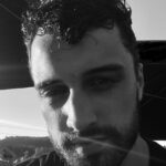 Šimon Bilina Instagram - Kukokli hvězdokupy stékaj po věži kostela zvuk tekoucích řek nahýho pianina ladí s boucháním dveří a zvuku mobilů těch, co snad čekaj na odpovědi poprvé po dlouhejch měsících hledíme vzhůru tam okdud naši předci na Nás svítěj že prej každá ta hvězda jsou ti co tu byli před Náma a že my tam taky pudem, řikal Lukáš svítěj Nám na ty naše roztomile vtipný životy co tu vedeme se všema těma strachama a sračkama se všim tím co nedodechnem před rokem přesně na den odešel Franta Segrado možná právě on má dneska tam v nebesích směnu vtiskávám si do Sebe tenhle moment protože tenhle moment je ten poslední vtiskávám si tenhle moment a celej ti ho přes spojku posílám přesně tam kde teď jsi přijde ještě teplej jako je teplá tahle noc a bude vonět borovicí a čistotou, však víš párkrát se v něm proletí netopýři to je šťastný znamení možná na něm zbyde trocha rosy možná se cestou k Tobě trochu pomačká a tak ztratí něco ze svý dokonalosti K čemu je ale obal, když jsi tu Ty @kukokli_ je síla…Stvořili jí tyhle hvězdy @johankau a @miriam_macnerova ⭐️⭐️ ❤️ Chrastava