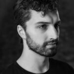 Šimon Bilina Instagram - Pokora. Vděčnost. Důvěra. Poslední dny mi dali tuhle lekci a tuhle cestu. Bude to dlouhá cesta, než tyhle slova a to co reprezentujou plně obsáhnu, ale za to nádherná a nejdu po ní sám. Jít srdcem a se smyslem:-) Řiká se, že jako lidi na mnoha úrovních fungujeme v 7 letejch cyklech. Respektive za cca 7 let, protože naše buňky odumíraj a roději se pořád dokola a dokola, se nám to celý jednou promíchá.. 7,14,21… no a mě za 21 dní bude 28 let.. zhruba v těchto fázích života to spoustu lidí zabalilo a skončilo (viz google) včetně jednoho mýho kamaráda🙏🕊️.. No a mě teď silněji než kdykoliv předtím dochází za kolik lidí, přátel, věcí, zážitků jsem vděčnej. Vděčnost btw. je ta nejlepší medicína na strach. A jak je tahle lidská zkušenost nádherná! Doporučujeme, a posíláme písničku!💀 A taky zjišťuju, kolikrát sem se pletl, mýlil, udělal chybu.. a třeba to ani nepřiznal. Uf Uf.. Pokora. Pokora je boží.. mnohem mnohem vzácnější než toxická maskulinní bagr síla.. kdy je chlap ten na trůně a ten co ví všechno a sežral všechna Šalamounova ho*na od počátku věků. Je to tak hloupě snadný. Pokora je tišší a subtilnější. Nemá rohy. Pokora jako vědomí celku. Je vnímavá a klidná. A o to silnější. Všem důvěru v to, co právě prožíváte. Důvěru v to, že se to uskuteční tak, jak má. Jít tomu naproti a nebo s tim. A zakončím to oblíbeným citátem mého oblíbeného šamana: ”Chovejte se k Sobě tak, jakoby ste se měli rádi.” Tak na humornou přítomnou budoucnost!🪶🙏😝 F: @katesramkova 🍀 Všudemožně