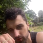 Šimon Bilina Instagram - Branický zázrak s buřtama 🔥 Teprve v úterý jsme sice dohráli v Divadle Na Fidlovačce, ale už se pomalu chystáme na srpen do Voděrádek. ☀️ A abychom si to udělali hezký, 23.8. si po představení opečeme buřty 🙏🏻 Doražte za námi, bude to krásné ♥️ Navíc, kdo by odolal takovéhle pozvánce 🌿 Kdo by nemohl 23., tak hrajeme ještě 24.8. 🙌🏼 Těšíme se na vás! 🫶🏼 Vstupenky v prodeji přes GoOut (odkaz v biu) 🎟 #divadlo #muzikal #letniscena #voderadky #branickyzazrak @2mediacz Home of AV