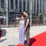 Šimon Bilina Instagram - 1/ @zlinfilmfestival .. díky za vytvoření vskutku výjimečný atmosféry, dámy z produkce a festival servisu, smekám svůj duchovní klobouček❤️🙏 2/ NEJVYBRANĚJŠÍ AGENTI 🤍🤍 @arundus_ a @johankau u stromu osvícení. To, že je milujem a s ní i celé @2mediacz , není tajemství. 3/ Úkol zněl jasně. Rozkvést! Zlín. 4/ sysel 5/ Promakaná debata lidí, co nejen že rozumí svému oboru, mají nadhled a klid, ale ještě jsou u toho zvládnout bejt SEXy vtipný💀!. @michal.reitler @karoli.mancini @luciakajankova 6/ Indové jsou prostě miláčci. 7/ Svatá Johana Urbanová a můj klaunský nos. 8/ S tím, co chodí po vodě. (fotila JohanaUrbana🌸😋) 9/ holky z kontejňáku 10/ nějaký batole tu nechalo fusekli #2media #zlin #zlinfilmfestivale KONGRESOVÉ CENTRUM ZLÍN