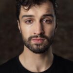 Šimon Bilina Instagram - Kejt Šrámková je nejen krásná duša, velmi šikovná a pracovitá kamera-womanka, přítelkyně jednoho výjimečnýho synečka ale i autorka těchdle.. živejch hedšotů! Kde sme si zkusili, co se normálně nedělává, hehe. Fotky vznikly v prostorech postavenejch ve 14. století…v místě budoucího kulturního centra @art_club_loreta , který můžete podpořit na Doniu. Už se tam odehrála např. přednáška kluků z @brain_we_are , nějaké koncerty, jam sešny, kakao-ceremonie, výstava mojí segrunely @bilinova_s ❤️✨💀… a prostě.. buďte u toho😌! PS: Díky @johankau @2mediacz @arundus_ @tatianaa.dok 🙏✨🪶 @katesramkova #photography #headshotphotographer #headshot #crybaby #2media @2mediacz Loretánská kaple v Praze