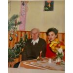 Šimon Bilina Instagram - Nádhernej svátek, milovaná mámo. Máma jako nepodmíněná láska. Láska, co nemá hranic a je tu neustále.. ikdyž třeba někdy její podoby nám na první dobrou nedochází. I tak to rozhodně bylo u mě, stále se je co učit, taky mi spousta-krát nedocházelo, co je v “jádru pudla” toho všeho. Ani teď neřikám, že to vím, ale už mám snad updatovanej překladač😌🧙🏻‍♀️. Jádro pudla je mimochodem oblíbenej výraz mojí maminky. Praktický doktorky v Sedlčanským okrese a nekonečný milovnici umění. Je schopná si dát hudební album třeba 200x celý za sebou, když se jí opravdu líbí. Taky se mimochodem ráda fotí na záchodech benzínek a hotelů, to nevim proč dělá😁😁🙏❤️, ale můžete to zjistit třeba Vy na @irenabilinova Děkujem, že jsme, díky Vám. Díky mami. Miluju Tě. 🙏🪶❤️