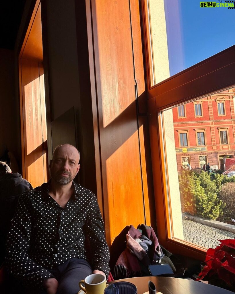 Šimon Bilina Instagram - Přítomnost s tátou, světlem a stíny. Jeden z mála momentů, kdy ho šlo zachytit neusmívajícího. @tortilla_band Sedlcany