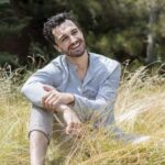 Šimon Bilina Instagram - Dneska ráno při cestě na natáčení sem viděl chlapa v dodávce jak v docela slušný rychlosti sjížděl z prudkýho kopce a najednou to nabořil do skály… /Obrovská rána, předek auta zmáčklej najednou jak papír../ Nezvládl to uřídit, asi jel moc rychle, nebo mu to uklouzlo..nevim. Konsternovaně sem zastavil a nemohl sem uvěřit tomu, co se stalo. Bylo to tak neuvěřitelně rychlý a samozřejmý. V úplnym mžiku. Vypadalo to tak obyčejnej let mouchy a přitom to bylo tak surový… Část mě si myslela, že je to nějakej stunt na natáčení a že za chvilku vyjede jízda kamer… Každopádně ten chlap jen vypnul motor, podival se na svoje nohy…dobrý...choval se jakoby nic… předek auta úplně rozflákanej….vyskočil z něj a byl úplně v pohodě.. Stalo se to tak samozřejmě a s takovou rychlostí, že sem to skoro nestihl zavnímat. Měl neuvěřitelný štěstí, že se mu “nic” nestalo.. Vše se děje v mžiku, ten “náš” život.. Je nádherný si uvědomovat, že třeba za hodinu se ti může stát něco podobnýho a nemusí to skončit takhle šťastně.. Že smrt, odchod z našeho fyzickýho těla, je geniální zpřítomňovák, učitelka. O to je pak to naše žití víc a víc fascinující. Jsme Tu lidi… tady a teď ty voe😁.. a žijem😝🤌🏽❤️ Všem šťastnou Cestu 🪶☺️✌️ F: @_tere.zie @biorganica_cz ♾️💚 Košile: @petra_gyorgyova_ 🐬