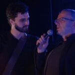 Šimon Bilina Instagram - Několik dobrovolníků, srdcařů se od počátku invaze nezastavilo, denně absolvujou obrovský štace v nákladních a osobních autech, aby dovezli věci základní potřeby obyčejnem lidem na území, který je zbídačený válkou. Jednim z nich je např. můj dlouholetej kamarád @martin.has.beenthere , kterej tenhle přejezd absolvoval už nejmíň 150x. Klaním se celýmu @koridor_ua za tu sílu a naději, kterou přinášej svojí nezdolností, odvahou a především soucitem. To nejmíň, co můžem udělat my, je přispět pár korun do sbírky na Doniuu - najdete pod názvem: "Pomozte Koridoru UA pomáhat". Děkuju @natalie_golovchenko za iniciaci a za všechno co děláš. Celý záznam, kde mluvilo a zpívalo desítky úžasnejch duší. Například výjimeční @endruartist , @the.contemplativist , srdcejemní @jitkacvancar_official a @matejmstrunc , Zmíněný superhrdina @martin.has.beenthere , nebo taky @tomas_klus, který mi navíc během týhle písně Neporučíš větru, kryl celou tu dobu záda ( seděl podemnou v lotosovým sedu 😊🤣❤️) Skvěle moderovala @lili_realtalk a vedla konverzaci s například nezaměnitelným @visegradskyjezdec nebo @danadrabova Mitákuye Oyás’iŋ Š.🍃 #ukraine #human #makelovenotwar #humancorridor #humanrights Praha, Czech Republic