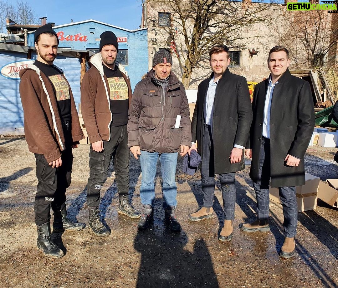 Šimon Bilina Instagram - Kaskadérská akce a profíci z @filmka_stunt_team !❤️🎩🪶 Zdravíme z natáčení @prima_zoo ze @safariparkdvurkralove 🦔🦓🐆 Petr Kotík, Tomáš Karel, Šimon Bilina a David Gránský. Aneb každý máme svého dvojníka! Byl to zvláštní zážitek spatřit na snídani poprvý @petr.kotik . Příroda je úžasná! 🌅 A Tomáš Karel má stejně pronikavý modrý jako @davidgransky ..🧿🧿 #zooserial Safari Park Dvůr Králové