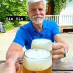 Šimon Bilina Instagram - Je to tam. Taková ta nepopsatelná Radost. A 14 dní všichni slavme a tančeme. Jsme Jedno. A přesně jak @general_pavel říká, není poražených ani vítězů..jako teď po volbách tak i v životě jde stejně jen o to nacházet co Nás spojuje, než to, co Nás rozděluje. A dodržíme to. Jsme Jedno. S planetou i se vším co stvořila.. se zvířatama, se všema lidma. Tak až příště Nás přepadne strach, smutek, vzpomeňme si. děkuji @jankominek za fotku i za tvojí sílu věci měnit, za tvůj proslov v šatně natáčecích ateliérů. (i za tuhle fotku!) díky @ondra_ruml za tak přesné zazpívání tak krásný hymny. Děkuju , děkujeme, děkuješ… Všem Nám kdo se na tom podílí. Není nepřítele. Jen je třeba počkat, až se sladíme do společnýho rytmu.. Haux Haux 🙏🪶❤️ Š. #dikyzemuzem #pavel #nerudova #picoftheday #politics #pregnant #president #czechrepublic #flanel #rizek #totálníboreCZek #ceskejezdectvi #jizdaKňourů #knir Hradčany, Hlavní Město Praha, Czech Republic