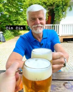 Šimon Bilina Instagram - Je to tam. Taková ta nepopsatelná Radost. A 14 dní všichni slavme a tančeme. Jsme Jedno. A přesně jak @general_pavel říká, není poražených ani vítězů..jako teď po volbách tak i v životě jde stejně jen o to nacházet co Nás spojuje, než to, co Nás rozděluje. A dodržíme to. Jsme Jedno. S planetou i se vším co stvořila.. se zvířatama, se všema lidma. Tak až příště Nás přepadne strach, smutek, vzpomeňme si. děkuji @jankominek za fotku i za tvojí sílu věci měnit, za tvůj proslov v šatně natáčecích ateliérů. (i za tuhle fotku!) díky @ondra_ruml za tak přesné zazpívání tak krásný hymny. Děkuju , děkujeme, děkuješ… Všem Nám kdo se na tom podílí. Není nepřítele. Jen je třeba počkat, až se sladíme do společnýho rytmu.. Haux Haux 🙏🪶❤️ Š. #dikyzemuzem #pavel #nerudova #picoftheday #politics #pregnant #president #czechrepublic #flanel #rizek #totálníboreCZek #ceskejezdectvi #jizdaKňourů #knir Hradčany, Hlavní Město Praha, Czech Republic