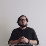 Šimon Bilina Instagram - Všem bytostem od drahého Davida Stypky. Stále aktuální !🔴🟠🟢 Vrstva lží, polopravd a narcismu má někdy velmi tuhý kořínek a na první pohled se může zdát, že je vše krásné, voňavé a bez chyb. Ale né vždy je všechno úplně medový a člověk opravdu musí tomu Bohu (v Nás) pomoct. Je snadný se točit v kruhu a naříkat na Osud. Plivat si do ran a na ostatní. Rochnit si v roli oběti. Možná, že když se na chvíli utišíme a uvědomíme si toho mozkomora, co nám někdy přiletí vysát něco z toho šťastnýho, ikdyž se tváří jako spasitel a příště už ho k Sobě nepustíme, můžem pomoct nejen Nám ale i dalším generacím, co přijdou po Nás. 🪶💫🙏 Volím velkorysost před velkokrysostí. Ještě je čas do 14.00 ☑️🟣 a pro nerozhodnutý mlaďochy doporučuju poslední videa od @martin_mikyska děkuju @stypkovamarie Venkovani.cz