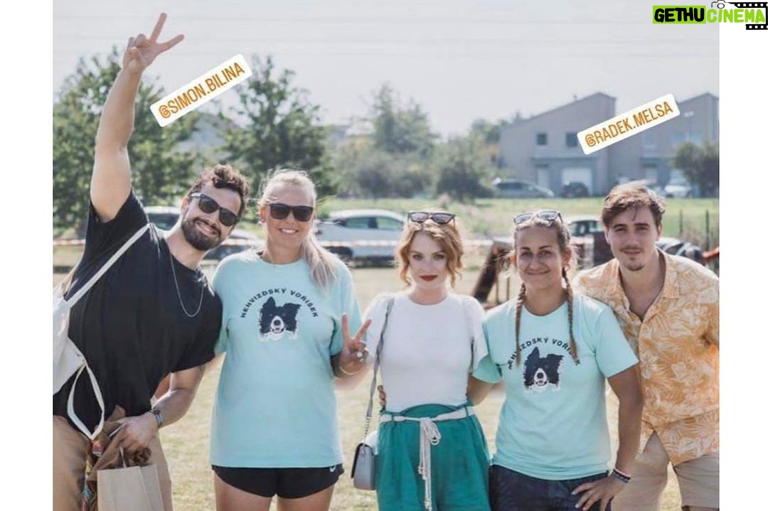 Šimon Bilina Instagram - Mám tě světě rád, psí láskou objímáš. Možná je to jinak, já nevim. Dávám ti čase čas…😌🤭 Milovaná píseň od @bertandfriends , výživně strávený den ve společnosti 150+ psů, oříšků na @chlupaci_z_nehvizd , absolutní vítěz Milan ze svou psicí Klárou a jeho ultimátní rozběhové kolečko, skvěla moderátorka @eva._sykorova ,která stála na přímým Slunci několik hodin a stále byla schopná vkusně vést celou akci, zatímco my společně s Irčou, @lucie_steflova a @radek.melsa jsme ve stínu obdivovali krásu originálu každýho strážce fyzickýho světa. Každýho voříška🥜😂❤️. A protože už z podstaty krásu každýho 🥜 hodnotit nelze, Ráďa to vyřešil tim, že do všech kolonek dal max. počet bodů😂😂😂🙏 Díky bráško @radek.melsa , že si jel taky. Těšim se na další😂 .. příště můžem třeba na velbloudy. Halelůja organizátorům za benefiční přístup i za přesahy k Canisterapii. @saramilfajt dík že si to iniciovala🙏 🐩🐕🦝 Ps: (inter) DJ Šerif! #2media #primazoo @2mediacz @prima_zoo Nehvizdy