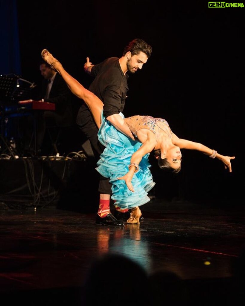 Šimon Bilina Instagram - Jedno milé ohlednutí za @roztancenedivadlo 🤍😊 s geniální lektorkou, tanečnicí a přede-vším člověčicí @_nikageorge_ 😌🎩 Mladá Boleslav