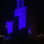 Šimon Bilina Instagram - Kukokli hvězdokupy stékaj po věži kostela zvuk tekoucích řek nahýho pianina ladí s boucháním dveří a zvuku mobilů těch, co snad čekaj na odpovědi poprvé po dlouhejch měsících hledíme vzhůru tam okdud naši předci na Nás svítěj že prej každá ta hvězda jsou ti co tu byli před Náma a že my tam taky pudem, řikal Lukáš svítěj Nám na ty naše roztomile vtipný životy co tu vedeme se všema těma strachama a sračkama se všim tím co nedodechnem před rokem přesně na den odešel Franta Segrado možná právě on má dneska tam v nebesích směnu vtiskávám si do Sebe tenhle moment protože tenhle moment je ten poslední vtiskávám si tenhle moment a celej ti ho přes spojku posílám přesně tam kde teď jsi přijde ještě teplej jako je teplá tahle noc a bude vonět borovicí a čistotou, však víš párkrát se v něm proletí netopýři to je šťastný znamení možná na něm zbyde trocha rosy možná se cestou k Tobě trochu pomačká a tak ztratí něco ze svý dokonalosti K čemu je ale obal, když jsi tu Ty @kukokli_ je síla…Stvořili jí tyhle hvězdy @johankau a @miriam_macnerova ⭐️⭐️ ❤️ Chrastava
