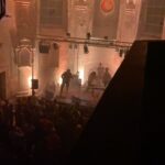 Šimon Bilina Instagram - Kukokli hvězdokupy stékaj po věži kostela zvuk tekoucích řek nahýho pianina ladí s boucháním dveří a zvuku mobilů těch, co snad čekaj na odpovědi poprvé po dlouhejch měsících hledíme vzhůru tam okdud naši předci na Nás svítěj že prej každá ta hvězda jsou ti co tu byli před Náma a že my tam taky pudem, řikal Lukáš svítěj Nám na ty naše roztomile vtipný životy co tu vedeme se všema těma strachama a sračkama se všim tím co nedodechnem před rokem přesně na den odešel Franta Segrado možná právě on má dneska tam v nebesích směnu vtiskávám si do Sebe tenhle moment protože tenhle moment je ten poslední vtiskávám si tenhle moment a celej ti ho přes spojku posílám přesně tam kde teď jsi přijde ještě teplej jako je teplá tahle noc a bude vonět borovicí a čistotou, však víš párkrát se v něm proletí netopýři to je šťastný znamení možná na něm zbyde trocha rosy možná se cestou k Tobě trochu pomačká a tak ztratí něco ze svý dokonalosti K čemu je ale obal, když jsi tu Ty @kukokli_ je síla…Stvořili jí tyhle hvězdy @johankau a @miriam_macnerova ⭐️⭐️ ❤️ Chrastava