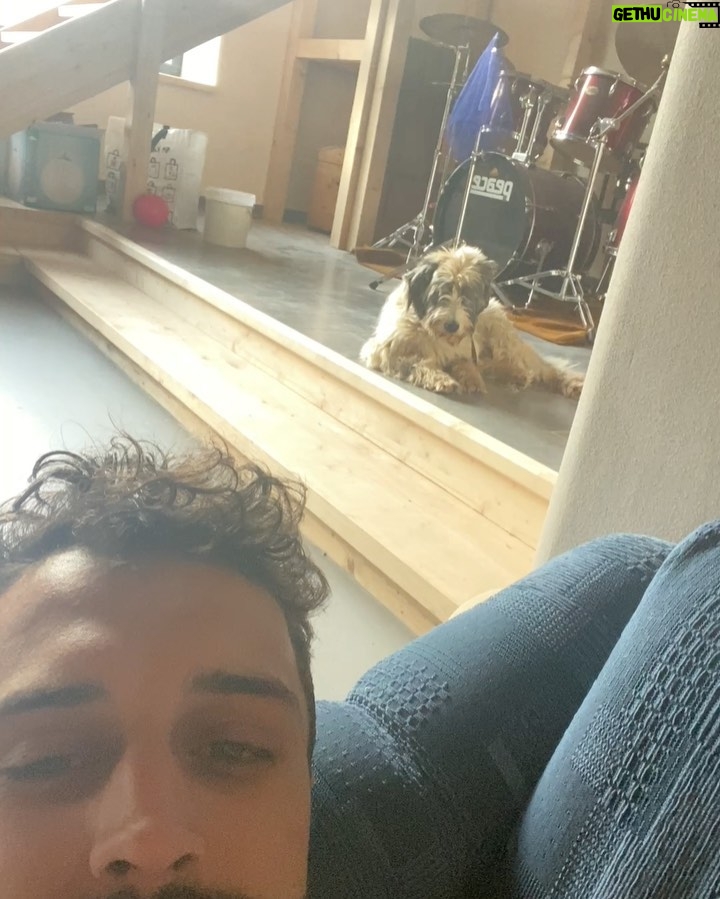 Šimon Bilina - 3.9K Likes - Pokora. Vděčnost. Důvěra.
Poslední dny mi dali tuhle lekci a tuhle cestu. Bude to dlouhá cesta, než tyhle slova a to co reprezentujou plně obsáhnu, ale za to nádherná a nejdu po ní sám. Jít srdcem a se smyslem:-)
Řiká se, že jako lidi na mnoha úrovních fungujeme v 7 letejch cyklech. Respektive za cca 7 let, protože naše buňky odumíraj a roději se pořád dokola a dokola, se nám to celý jednou promíchá.. 7,14,21… no a mě za 21 dní bude 28 let.. zhruba v těchto fázích života to spoustu lidí zabalilo a skončilo (viz google) včetně jednoho mýho kamaráda🙏🕊️..
No a mě teď silněji než kdykoliv předtím dochází za kolik lidí, přátel, věcí, zážitků jsem vděčnej. Vděčnost btw. je ta nejlepší medicína na strach. A jak je tahle lidská zkušenost nádherná! Doporučujeme, a posíláme písničku!💀
A taky zjišťuju, kolikrát sem se pletl, mýlil, udělal chybu.. a třeba to ani nepřiznal. Uf Uf.. Pokora. Pokora je boží.. mnohem mnohem vzácnější než toxická maskulinní bagr síla.. kdy je chlap ten na trůně a ten co ví všechno a sežral všechna Šalamounova ho*na od počátku věků. Je to tak hloupě snadný.
Pokora je tišší a subtilnější. Nemá rohy. Pokora jako vědomí celku. Je vnímavá a klidná. A o to silnější.
Všem důvěru v to, co právě prožíváte. Důvěru v to, že se to uskuteční tak, jak má. Jít tomu naproti a nebo s tim.
A zakončím to oblíbeným citátem mého oblíbeného šamana: ”Chovejte se k Sobě tak, jakoby ste se měli rádi.”
Tak na humornou přítomnou budoucnost!🪶🙏😝
F: @katesramkova 🍀
