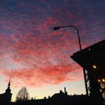 Šimon Bilina Instagram - Magma nad Dvorem Krále sopka, co přepisuje pravidla to, co kdysi bylo uvnitř teď ševelí si tam, kam rozum nedosáhne tam, kam nedosáhne Já tam kam nedosáhne-m rozmačkaný pomeranče a vůně laskavosti “tam, kde sedíte, ještě před chvíli seděla vaše růžová verze.. Z paralelních vesmírů.. já koukám na tyhle filmy a tam to řikaj.. tak to tak asi bude” pošle mi přes stůl servírka.. směju se tomu a ona v domnění, že patřím k té skupině co tu dnes slaví, k tomu přidá vše, na co si ukážu nechávám jí v tom a poděkuju.. klid objímá prostor nakonec to nevydržim, přiznám se a chci zaplatit zaskočí jí to, ale vše mi nechá smějeme se tomu miluju neobyčejné obyčejnosti Praha, Czech Republic