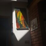Šimon Bilina Instagram - Pokora. Vděčnost. Důvěra. Poslední dny mi dali tuhle lekci a tuhle cestu. Bude to dlouhá cesta, než tyhle slova a to co reprezentujou plně obsáhnu, ale za to nádherná a nejdu po ní sám. Jít srdcem a se smyslem:-) Řiká se, že jako lidi na mnoha úrovních fungujeme v 7 letejch cyklech. Respektive za cca 7 let, protože naše buňky odumíraj a roději se pořád dokola a dokola, se nám to celý jednou promíchá.. 7,14,21… no a mě za 21 dní bude 28 let.. zhruba v těchto fázích života to spoustu lidí zabalilo a skončilo (viz google) včetně jednoho mýho kamaráda🙏🕊️.. No a mě teď silněji než kdykoliv předtím dochází za kolik lidí, přátel, věcí, zážitků jsem vděčnej. Vděčnost btw. je ta nejlepší medicína na strach. A jak je tahle lidská zkušenost nádherná! Doporučujeme, a posíláme písničku!💀 A taky zjišťuju, kolikrát sem se pletl, mýlil, udělal chybu.. a třeba to ani nepřiznal. Uf Uf.. Pokora. Pokora je boží.. mnohem mnohem vzácnější než toxická maskulinní bagr síla.. kdy je chlap ten na trůně a ten co ví všechno a sežral všechna Šalamounova ho*na od počátku věků. Je to tak hloupě snadný. Pokora je tišší a subtilnější. Nemá rohy. Pokora jako vědomí celku. Je vnímavá a klidná. A o to silnější. Všem důvěru v to, co právě prožíváte. Důvěru v to, že se to uskuteční tak, jak má. Jít tomu naproti a nebo s tim. A zakončím to oblíbeným citátem mého oblíbeného šamana: ”Chovejte se k Sobě tak, jakoby ste se měli rádi.” Tak na humornou přítomnou budoucnost!🪶🙏😝 F: @katesramkova 🍀 Všudemožně
