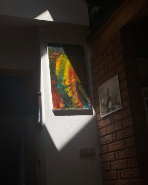 Šimon Bilina Instagram - Pokora. Vděčnost. Důvěra.
Poslední dny mi dali tuhle lekci a tuhle cestu. Bude to dlouhá cesta, než tyhle slova a to co reprezentujou plně obsáhnu, ale za to nádherná a nejdu po ní sám. Jít srdcem a se smyslem:-)

Řiká se, že jako lidi na mnoha úrovních fungujeme v 7 letejch cyklech. Respektive za cca 7 let, protože naše buňky odumíraj a roději se pořád dokola a dokola, se nám to celý jednou promíchá.. 7,14,21… no a mě za 21 dní bude 28 let.. zhruba v těchto fázích života to spoustu lidí zabalilo a skončilo (viz google) včetně jednoho mýho kamaráda🙏🕊️..

No a mě teď silněji než kdykoliv předtím dochází za kolik lidí, přátel, věcí, zážitků jsem vděčnej. Vděčnost btw. je ta nejlepší medicína na strach. A jak je tahle lidská zkušenost nádherná! Doporučujeme, a posíláme písničku!💀

A taky zjišťuju, kolikrát sem se pletl, mýlil, udělal chybu.. a třeba to ani nepřiznal. Uf Uf.. Pokora. Pokora je boží.. mnohem mnohem vzácnější než toxická maskulinní bagr síla.. kdy je chlap ten na trůně a ten co ví všechno a sežral všechna Šalamounova ho*na od počátku věků. Je to tak hloupě snadný.

Pokora je tišší a subtilnější. Nemá rohy. Pokora jako vědomí celku. Je vnímavá a klidná. A o to silnější. 

Všem důvěru v to, co právě prožíváte. Důvěru v to, že se to uskuteční tak, jak má. Jít tomu naproti a nebo s tim.

A zakončím to oblíbeným citátem mého oblíbeného šamana: ”Chovejte se k Sobě tak, jakoby ste se měli rádi.” 

Tak na humornou přítomnou budoucnost!🪶🙏😝

F: @katesramkova 🍀