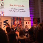 Šimon Bilina Instagram - 1/ @zlinfilmfestival .. díky za vytvoření vskutku výjimečný atmosféry, dámy z produkce a festival servisu, smekám svůj duchovní klobouček❤️🙏 2/ NEJVYBRANĚJŠÍ AGENTI 🤍🤍 @arundus_ a @johankau u stromu osvícení. To, že je milujem a s ní i celé @2mediacz , není tajemství. 3/ Úkol zněl jasně. Rozkvést! Zlín. 4/ sysel 5/ Promakaná debata lidí, co nejen že rozumí svému oboru, mají nadhled a klid, ale ještě jsou u toho zvládnout bejt SEXy vtipný💀!. @michal.reitler @karoli.mancini @luciakajankova 6/ Indové jsou prostě miláčci. 7/ Svatá Johana Urbanová a můj klaunský nos. 8/ S tím, co chodí po vodě. (fotila JohanaUrbana🌸😋) 9/ holky z kontejňáku 10/ nějaký batole tu nechalo fusekli #2media #zlin #zlinfilmfestivale KONGRESOVÉ CENTRUM ZLÍN