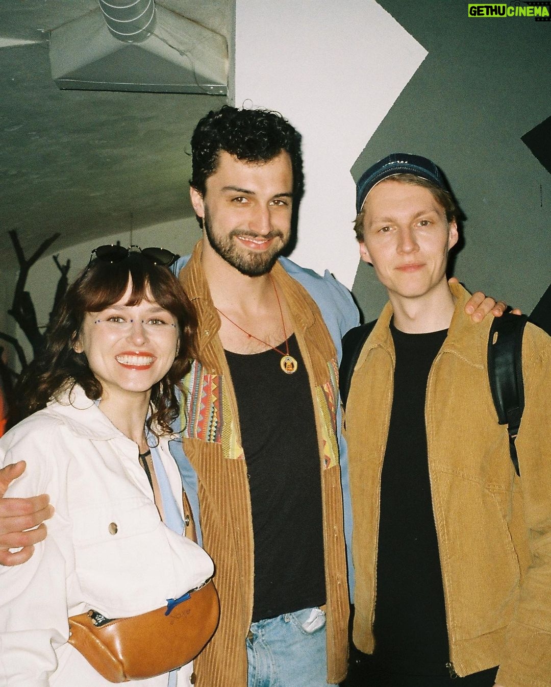 Šimon Bilina - 3K Likes - 1/ @zlinfilmfestival .. díky za vytvoření vskutku výjimečný atmosféry, dámy z produkce a festival servisu, smekám svůj duchovní klobouček❤️🙏
2/ NEJVYBRANĚJŠÍ AGENTI 🤍🤍 @arundus_ a @johankau u stromu osvícení. To, že je milujem a s ní i celé @2mediacz , není tajemství.
3/ Úkol zněl jasně. Rozkvést! Zlín.
4/ sysel
5/ Promakaná debata lidí, co nejen že rozumí svému oboru, mají nadhled a klid, ale ještě jsou u toho zvládnout bejt SEXy vtipný💀!. @michal.reitler @karoli.mancini @luciakajankova
6/ Indové jsou prostě miláčci.
7/ Svatá Johana Urbanová a můj klaunský nos.
8/ S tím, co chodí po vodě. (fotila JohanaUrbana🌸😋)
9/ holky z kontejňáku
10/ nějaký batole tu nechalo fusekli
#2media #zlin #zlinfilmfestivale