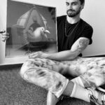 Šimon Bilina Instagram - Charitativní obraz vytvořený pomocí umělé inteligence od Šimona Biliny pro OBRAZ - Obránce zvířat s názvem Bludných Brojlarďan. Jak spolu souvisí umělá inteligence a pomoc zvířatům? Jako společnost dosahujeme neuvěřitelného pokroku, ale v některých oblastech se stále držíme zastaralých a barbarských praktik. Velkochovy jsou jedním z příkladů. I v dnešní vyspělé společnosti v nich zvířata každodenně zažívají nespravedlnost a utrpení a jsou považována za výrobní prostředky zneužívané pro zisk komerčních společností.Pokroková technologie umělé inteligence dnes dokáže tvořit krásné a složité vizuální obrazy jen ze zadaných klíčových slov. V této dražbě máte možnost přispět na dobrou věc – pomůžete tím ukončit utrpení kuřat ve velkochovech v ČR. Pokud sdílíte názor Šimona, že velkochovy nejsou v pořádku, tak můžete dražbou obrazu Bludných Brojlarďan přispět ke zlepšení životů milionů zvířat - odkaz je na Aukro.cz. Popis obrazu: Tam, kde Tvůj život rovná se zahnání hladu a žaludeční problémy usoptěného, agresivního svalovce v přeplněné posilovně, kde už zbývá vzduchu jen sotva na pár nádechů. Tam, kde z Tebe vyrobili cosi, co sis nevybral, a přidávají jiné cosi, co do Tebe pomalu vrůstá, ať už chceš, nebo ne. Chodí se na Tebe obdivně koukat, krabatí čela, gratulují si z pod vousů plných omastku a občas Ti někdo zvětší nohu, jindy křídlo, jindy jen někdo jiný přidá selfie s tvým pomalu natékajícím tělem a druhý za peníze, co mu vyděláš, pořizuje dalšího Brojlarďana. Jseš jejich. Těch Bludných. #BludnýchBrojlarďan Obraz si budete moci naživo prohlédnout na výstavě s názvem AI obraz pro OBRAZ, Umělou inteligencí proti krutosti, která se bude konat 25. – 28. května v galerii Museum Kampa. Vstup je zdarma Obraz je vytištěný a zarámovaný v pevném, tenkém, zlatém rámu. Obraz je Šimonem vlastnoručně podepsaný. Jeho rozměry jsou 50x50 cm. Dražba bude ukončena 3. 6. Na předání se domluvíme individuálně. pokrač. v koment—->
