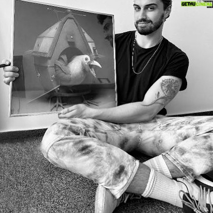Šimon Bilina Instagram - Charitativní obraz vytvořený pomocí umělé inteligence od Šimona Biliny pro OBRAZ - Obránce zvířat s názvem Bludných Brojlarďan. Jak spolu souvisí umělá inteligence a pomoc zvířatům? Jako společnost dosahujeme neuvěřitelného pokroku, ale v některých oblastech se stále držíme zastaralých a barbarských praktik. Velkochovy jsou jedním z příkladů. I v dnešní vyspělé společnosti v nich zvířata každodenně zažívají nespravedlnost a utrpení a jsou považována za výrobní prostředky zneužívané pro zisk komerčních společností.Pokroková technologie umělé inteligence dnes dokáže tvořit krásné a složité vizuální obrazy jen ze zadaných klíčových slov. V této dražbě máte možnost přispět na dobrou věc – pomůžete tím ukončit utrpení kuřat ve velkochovech v ČR. Pokud sdílíte názor Šimona, že velkochovy nejsou v pořádku, tak můžete dražbou obrazu Bludných Brojlarďan přispět ke zlepšení životů milionů zvířat - odkaz je na Aukro.cz. Popis obrazu: Tam, kde Tvůj život rovná se zahnání hladu a žaludeční problémy usoptěného, agresivního svalovce v přeplněné posilovně, kde už zbývá vzduchu jen sotva na pár nádechů. Tam, kde z Tebe vyrobili cosi, co sis nevybral, a přidávají jiné cosi, co do Tebe pomalu vrůstá, ať už chceš, nebo ne. Chodí se na Tebe obdivně koukat, krabatí čela, gratulují si z pod vousů plných omastku a občas Ti někdo zvětší nohu, jindy křídlo, jindy jen někdo jiný přidá selfie s tvým pomalu natékajícím tělem a druhý za peníze, co mu vyděláš, pořizuje dalšího Brojlarďana. Jseš jejich. Těch Bludných. #BludnýchBrojlarďan Obraz si budete moci naživo prohlédnout na výstavě s názvem AI obraz pro OBRAZ, Umělou inteligencí proti krutosti, která se bude konat 25. – 28. května v galerii Museum Kampa. Vstup je zdarma Obraz je vytištěný a zarámovaný v pevném, tenkém, zlatém rámu. Obraz je Šimonem vlastnoručně podepsaný. Jeho rozměry jsou 50x50 cm. Dražba bude ukončena 3. 6. Na předání se domluvíme individuálně. pokrač. v koment—->