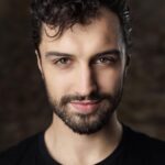 Šimon Bilina Instagram - Kejt Šrámková je nejen krásná duša, velmi šikovná a pracovitá kamera-womanka, přítelkyně jednoho výjimečnýho synečka ale i autorka těchdle.. živejch hedšotů! Kde sme si zkusili, co se normálně nedělává, hehe. Fotky vznikly v prostorech postavenejch ve 14. století…v místě budoucího kulturního centra @art_club_loreta , který můžete podpořit na Doniu. Už se tam odehrála např. přednáška kluků z @brain_we_are , nějaké koncerty, jam sešny, kakao-ceremonie, výstava mojí segrunely @bilinova_s ❤️✨💀… a prostě.. buďte u toho😌! PS: Díky @johankau @2mediacz @arundus_ @tatianaa.dok 🙏✨🪶 @katesramkova #photography #headshotphotographer #headshot #crybaby #2media @2mediacz Loretánská kaple v Praze