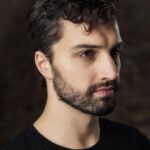 Šimon Bilina Instagram - Kejt Šrámková je nejen krásná duša, velmi šikovná a pracovitá kamera-womanka, přítelkyně jednoho výjimečnýho synečka ale i autorka těchdle.. živejch hedšotů! Kde sme si zkusili, co se normálně nedělává, hehe. Fotky vznikly v prostorech postavenejch ve 14. století…v místě budoucího kulturního centra @art_club_loreta , který můžete podpořit na Doniu. Už se tam odehrála např. přednáška kluků z @brain_we_are , nějaké koncerty, jam sešny, kakao-ceremonie, výstava mojí segrunely @bilinova_s ❤️✨💀… a prostě.. buďte u toho😌! PS: Díky @johankau @2mediacz @arundus_ @tatianaa.dok 🙏✨🪶 @katesramkova #photography #headshotphotographer #headshot #crybaby #2media @2mediacz Loretánská kaple v Praze