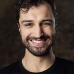 Šimon Bilina Instagram - Kejt Šrámková je nejen krásná duša, velmi šikovná a pracovitá kamera-womanka, přítelkyně jednoho výjimečnýho synečka ale i autorka těchdle.. živejch hedšotů! Kde sme si zkusili, co se normálně nedělává, hehe. Fotky vznikly v prostorech postavenejch ve 14. století…v místě budoucího kulturního centra @art_club_loreta , který můžete podpořit na Doniu. Už se tam odehrála např. přednáška kluků z @brain_we_are , nějaké koncerty, jam sešny, kakao-ceremonie, výstava mojí segrunely @bilinova_s ❤️✨💀… a prostě.. buďte u toho😌! PS: Díky @johankau @2mediacz @arundus_ @tatianaa.dok 🙏✨🪶 @katesramkova #photography #headshotphotographer #headshot #crybaby #2media @2mediacz Loretánská kaple v Praze